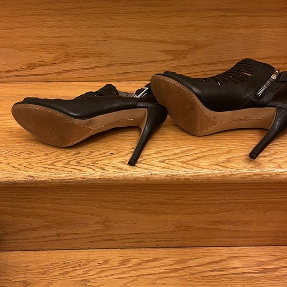 Vince Camuto 7.5 black with chrome hardware heeled open toe zip booties aviator - Picture 4 of 6